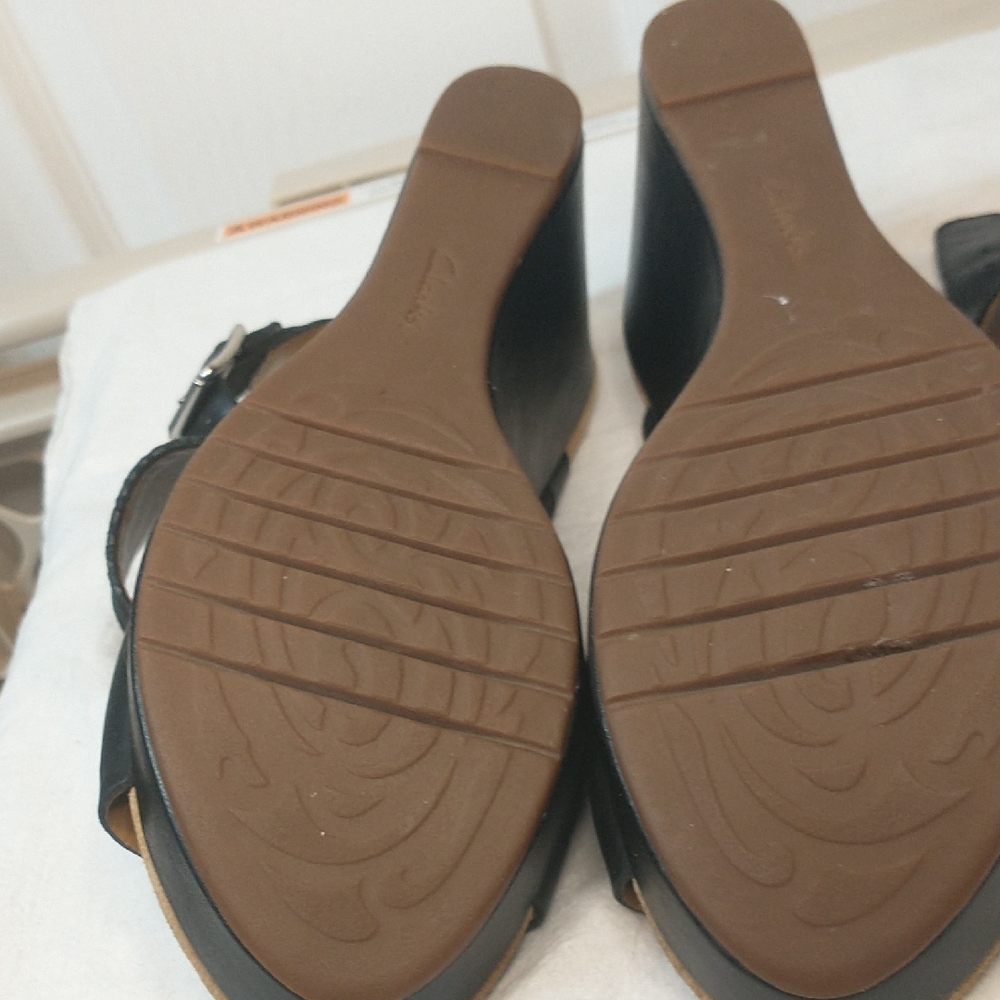 Clarks Artisan Black Leather Wedge Sandals SZ 8. Excellent Pre loved Condition. - Picture 10 of 10